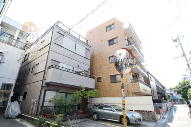 ライオンズマンション亀戸第５外観3｜写真を撮影していた日も道路で子供たちが遊んでいるような感じでした。