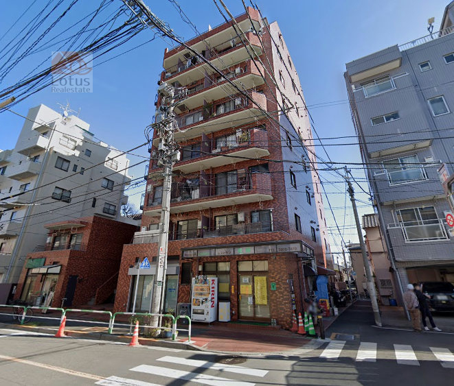 モナークマンション池袋外観２｜モナークマンション池袋は昭和５９年築、８階建てのマンションです。西巣鴨通りに立地します。山手線「大塚」駅から徒歩8分、山手線他「池袋」駅も徒歩15分程です。
