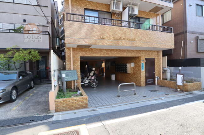 ライオンズマンション亀戸第５エントランス1｜エントランス部分の間口は敷地と比べると狭いので少し奥まった印象をうけるかもしれません。