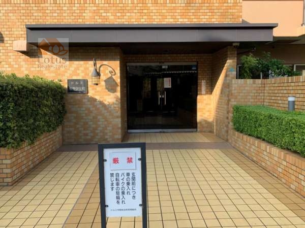 ドルミ中野弥生町エントランス１｜エントランスアプローチは奥行きがあります。