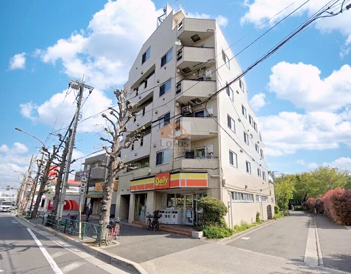 スターハイツ八幡山外観２ (1)｜スターハイツ八幡山は昭和６０年築、６階建てのマンションです。環八通りに面した立地で、１階に「デイリーヤマザキ 八幡山２丁目店」があります。