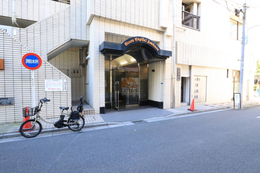 グリーンキャピタル浅草エントランス｜エントランスは白のタイルが清潔で、こじんまりとした印象でした。