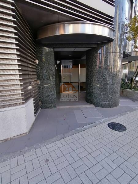 リバーサイドタワー蔵前 (4)｜エントランスの隣には「蔵前内科クリニック」のエントランスが別にあり、マンション居住者とは別になっています。