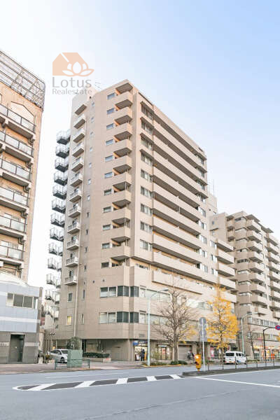 ノーブル音羽外観１｜ノーブル音羽は平成元年築、１４階建てのマンションです。音羽通りに面していて、「護国寺」駅から徒歩２分の好立地です。