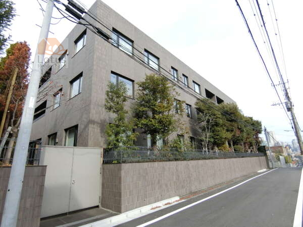 ザ・パークハウス池田山外観共用部2｜ザ・パークハウス池田山は建築家の芦原太郎氏がデザイン監修をし、2013年度グッドデザイン賞受賞しています。さりげなくエントランス回りに配された灯篭に気づくことでしょう。