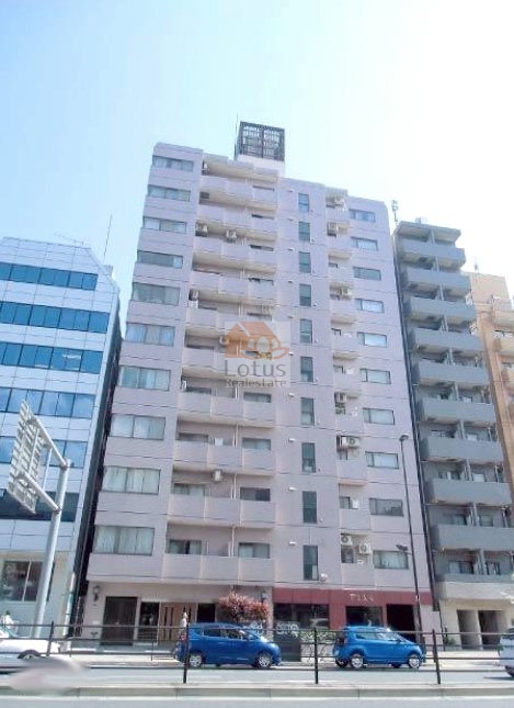 目黒通り沿いに立つ11階建の外観で、白金台駅徒歩1分の距離感が道路から実感できます。新耐震基準物件として長期修繕計画が組まれた構成です。