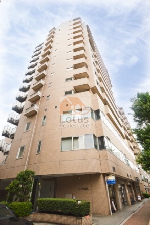 ノーブル音羽は平成元年築、地上14階建ての鉄骨鉄筋コンクリート造で、角地に位置し視認性の高いフォルムが特徴。1階には店舗スペースが入り、都市型レジデンスとしての利便性を高めています。