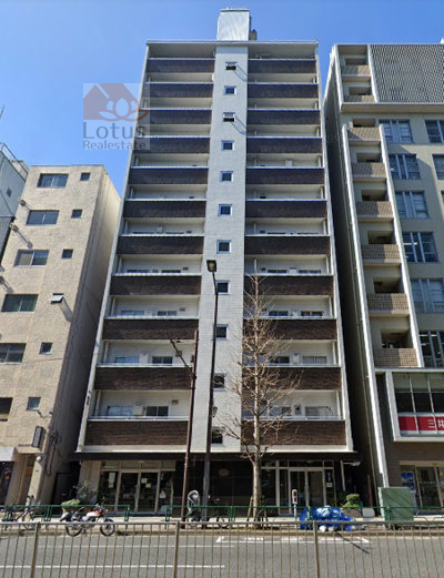 六義園マンション外観１｜六義園マンションは昭和４７年築、１２階建てのマンションです。北東側は本郷通りに面しています。南西側は六義園に隣接しています。本駒込駅からも近く便利です。