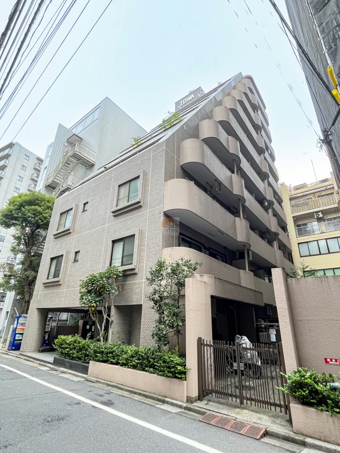 SRC造・地上10階建の外観は縦のラインが強調され、都市型らしい引き締まった印象です。バルコニー形状にリズムがあり、街路との距離感も適度で、通行音はあるものの反響は抑えられています。「大塚駅」徒歩4分、3駅3路線利用可という条件を考えると、駅前立地でありながら落ち着きを保つ外観計画といえます。