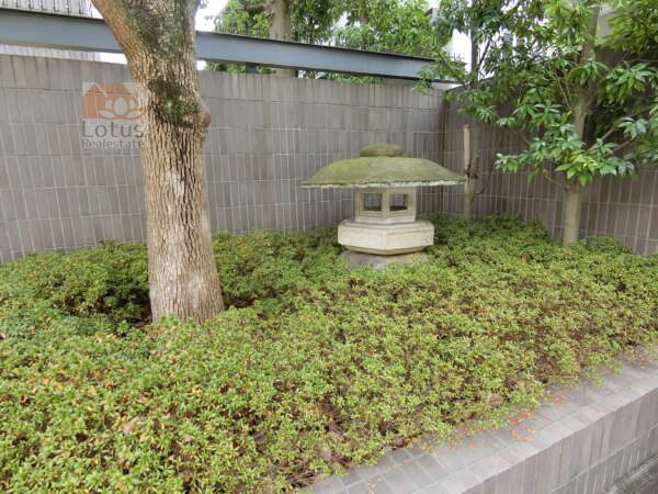 ザ・パークハウス池田山外観共用部10｜ザ・パークハウス池田山は建築家の芦原太郎氏がデザイン監修をし、2013年度グッドデザイン賞受賞しています。さりげなくエントランス回りに配された灯篭に気づくことでしょう。