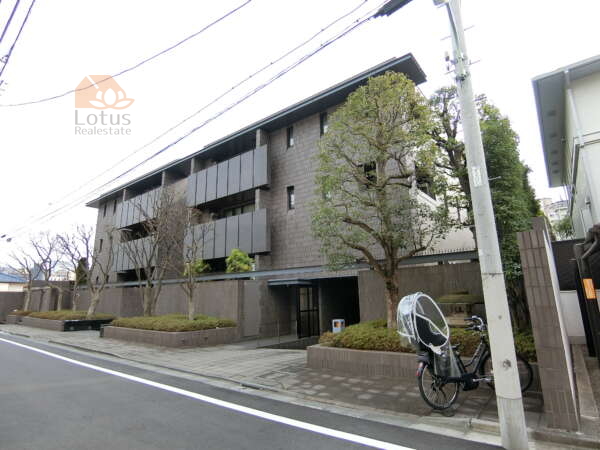 ザ・パークハウス池田山外観共用部3｜ザパークハウス池田山は平成２４年築、３階建ての低層マンションです。池田山は城南五山のひつで、岡山藩池田家の広大な下屋敷のあった歴史ある閑静な立地です。