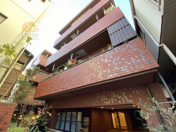 シャンブル富ヶ谷外観２｜シャンブル富ヶ谷は昭和５４年築、４階建てのマンションです。エレベーターはありません。