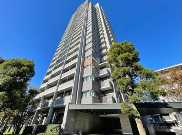 パークシティ杉並のセントラルタワー外観。地上28階建の免震構造タワーで、開放的な青空と街路樹が調和する堂々たる存在感。三方角地に建ち、陽当たりや眺望に優れた立地が特徴。グレー基調の外壁に縦のラインが強調されたデザインで、モダンな印象。植栽や庇が整備されたアプローチが住まいの品格を高めている。パークシティ杉並は、平成12年築、セントラルタワー、サウスコート、ウエストコート、イーストコートがあります。