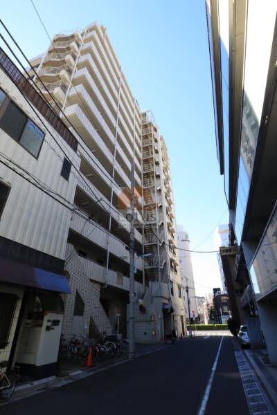 グリーンキャピタル浅草エントランス3｜エントランスのある路地の方です。こちらは大通りに面していませんので、交通量は少ないです。