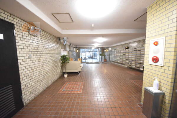 秀和五反田駅前レジデンス外観共用部3｜夜間はオートロックで安心です。