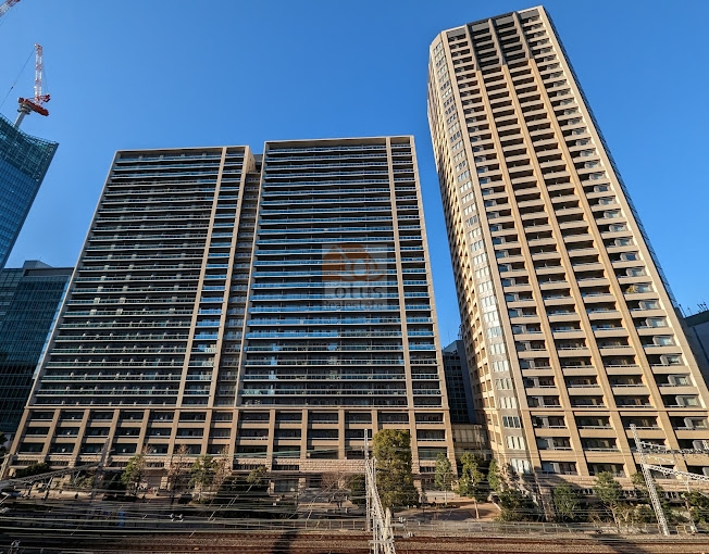 都心の港区に、その確かな存在感を放つ総戸数752戸・36階建てのツインタワー。品格ある外観が、この地のランドマークとして新耐震基準適合の安心とともに、オーナー様の日々を見守ります。JR山手線「田町」駅徒歩5分圏内という利便性を忘れさせるような、穏やかで上質な居住空間をあなたに提供いたします。