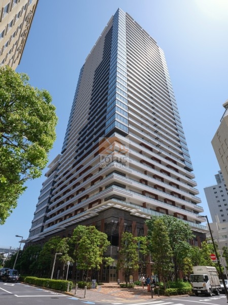 パークコート浜離宮ザタワー外観１｜平成31年に建てられたパークコート浜離宮ザ・タワーは、37階建てで総戸数は563戸となっています。中間免震構造を採用しているため、地震に強く安全性が高いです。