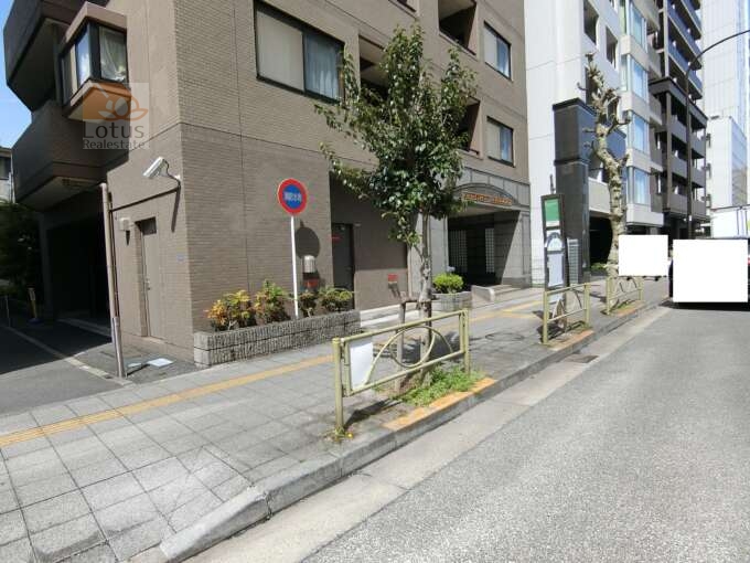 カインドステージ高輪外観共用部3｜エントランス前にはバス停「高輪台駅前」があります。