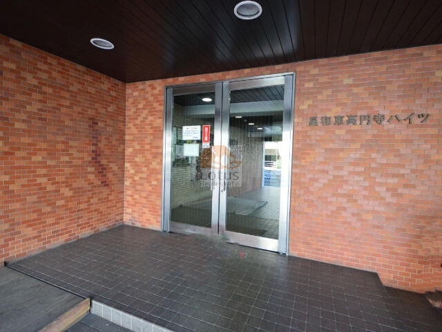 星和東高円寺ハイツエントランス１｜>外壁はレンガ調のタイルで装飾されています。