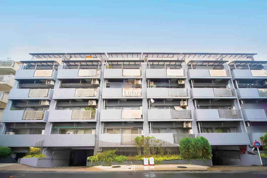 落ち着いたグレー基調の外観が周囲の邸宅街と調和し、低層らしい穏やかさがあります。大崎駅徒歩6分の立地でありながら、車の通行量が少なく、空気感も静かです。日常の移動は都市型、居住環境は住宅地型というバランスに適しています。セザール御殿山は、昭和54年築、6階建てのマンションです。