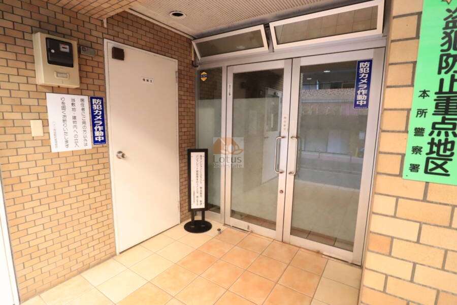 ハイツ両国駅前 (5)｜ガラス扉の奥にはオートロック設備が見え、来訪者の動線も分かりやすく配慮されています。