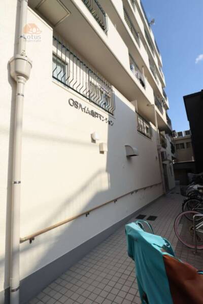 ＧＳハイム亀戸共用部1｜エントランスの館銘板です。エントランスまでの共用部が駐輪場と共用しています。