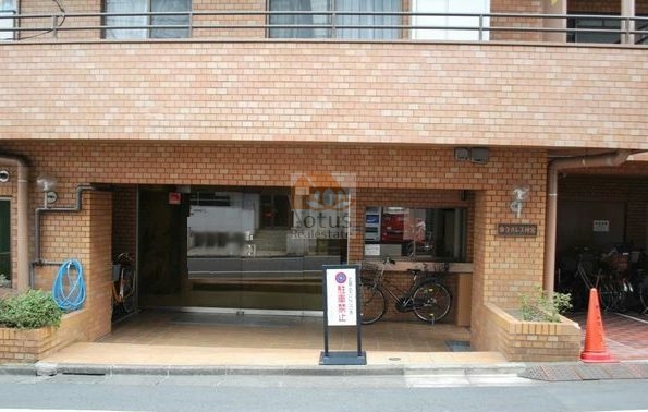 東久パレス神宮エントランス３｜副都心線「北参道」駅から徒歩2分です。山手線「原宿」駅、「代々木」駅も利用できます。