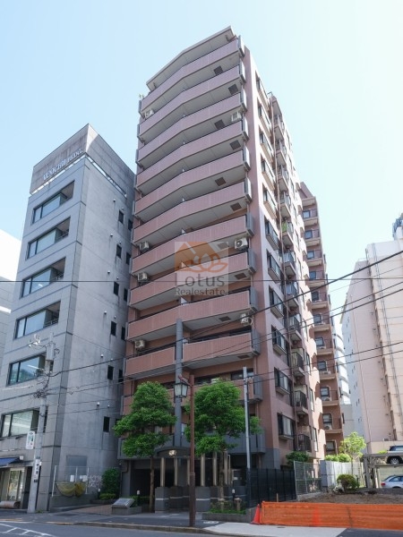 ライオンズステージ麻布外観２｜ライオンズステージ麻布は、茶系タイル張りの13階建てマンションです。