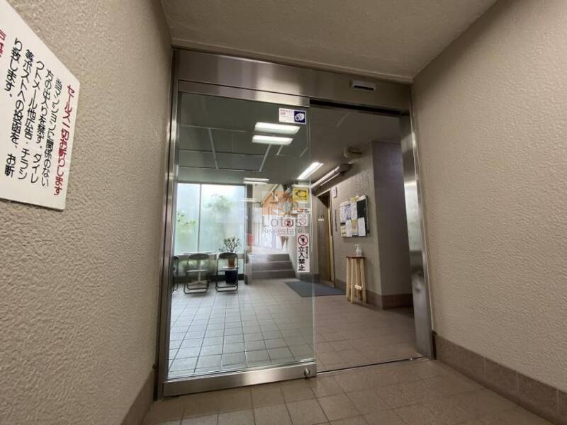 戸越公園マンションエントランス４｜エントランスドアは、自動ドアが採用されています。