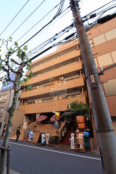 ハイツ両国駅前 (8)｜タイル貼りのファサードが重厚感を演出する9階建てマンション。