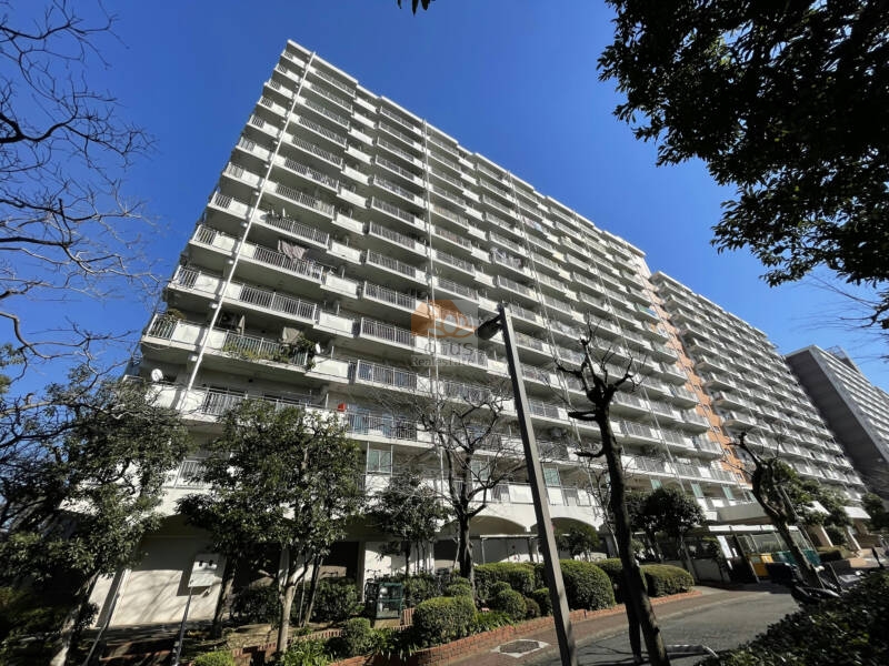 潮路東ハイツ５４号棟外観２｜潮路東ハイツは昭和60年築の大規模マンションです。周辺には八潮公園、大井ふ頭緑道公園などあり、広々とした立地に数十棟のマンションが建ち並びます。最寄り駅は東京モノレール「大井競馬場前」駅です。