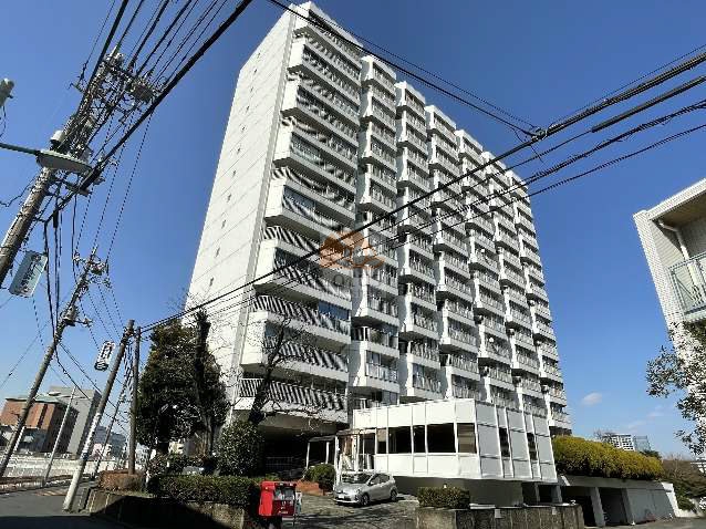 目黒プラザの外観：16階建ての堂々たるフォルムが、目黒駅至近という立地にふさわしい存在感を放っています。角地に立地しており、見晴らしと開放感を兼ね備えています。目黒プラザは昭和46年築、16階建てのマンションです。