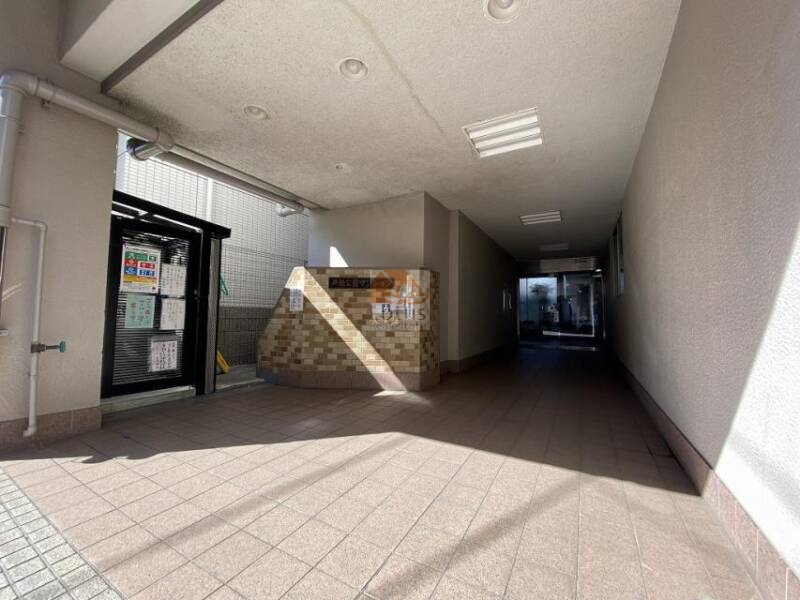 戸越公園マンションエントランス２｜エントランスアプローチは、広々とした奥行きを持っています。