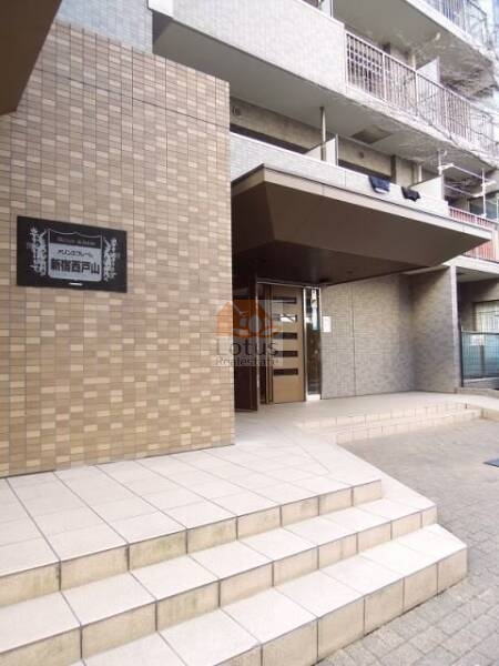 メゾンエクレーレ新宿西戸山13｜エントランス前には「大久保地域センター」があります。