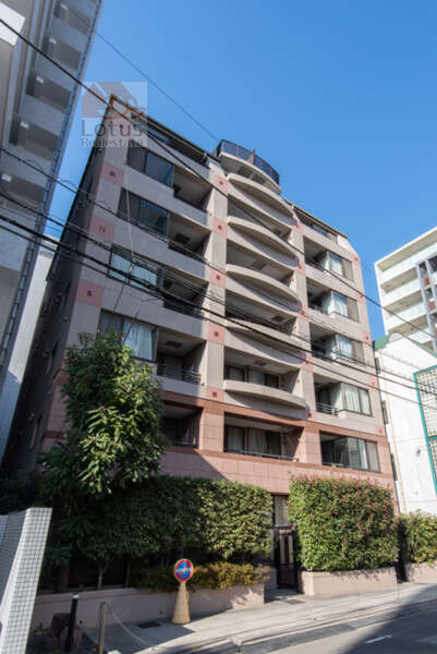 朝日サテライト六本木外観１｜朝日サテライト六本木は平成10年築、8階建てのマンションです。麻布通りから一歩入った立地で、六本木威丁目駅、六本木駅が利用可です。麻布十番駅、神谷町駅も徒歩圏内です。