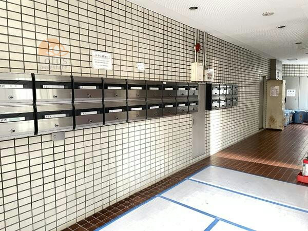 ダイカンプラザ上野３号館エントランス１｜区立入谷南公園に面した立地です。