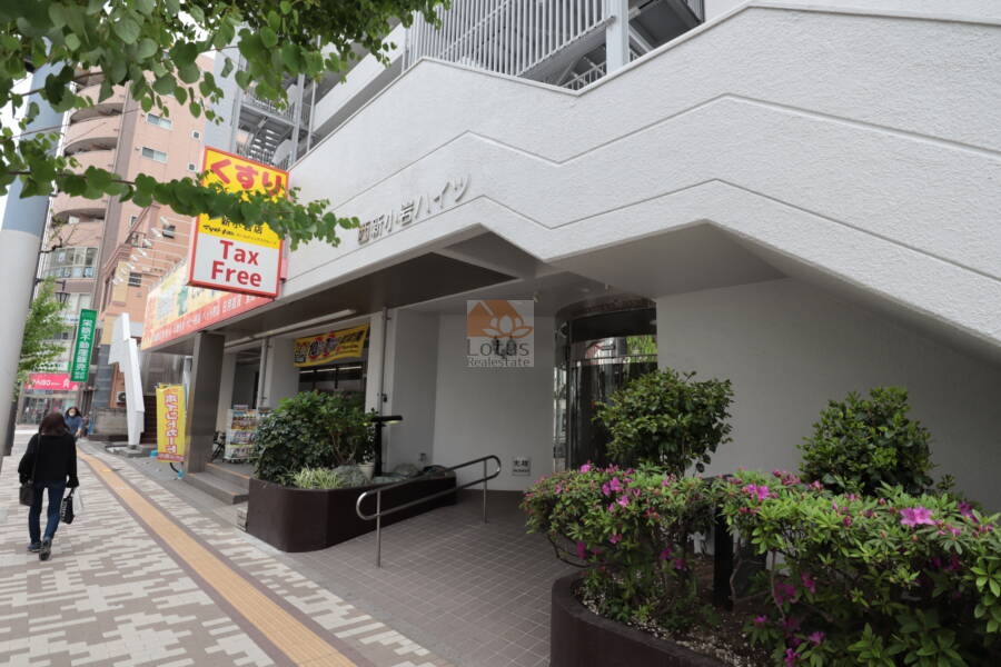 西新小岩ハイツエントランス1｜エントランスは平和橋通り沿いです。