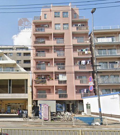 トーワマンション外観２｜トーワマンションは昭和48年築、8階建てのマンションです。鮫洲駅から徒歩1分です。青物横丁駅、大井町駅も徒歩圏内です。
