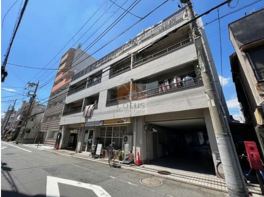 戸越公園マンションは昭和45年築、8階建のマンションです。1階に店舗が入った低層のヴィンテージマンションで、直線的なバルコニーが整然と並ぶ。駅近エリアにありながら、落ち着いた住宅街に調和した存在感。