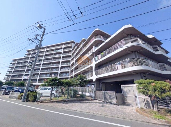 ゆったりとした横方向の広がりが印象的な外観で、総戸数110戸のビッグコミュニティらしい安定感を感じさせます。階ごとに連なるバルコニーラインが街並みに対して穏やかなリズムをつくり、通りを歩くと空が大きく開けて見えるのが特徴です。京王線「芦花公園」駅・「八幡山」駅の双方から徒歩8分前後という距離感もあり、日常の移動と居住のスケールが自然に噛み合う構成といえます。