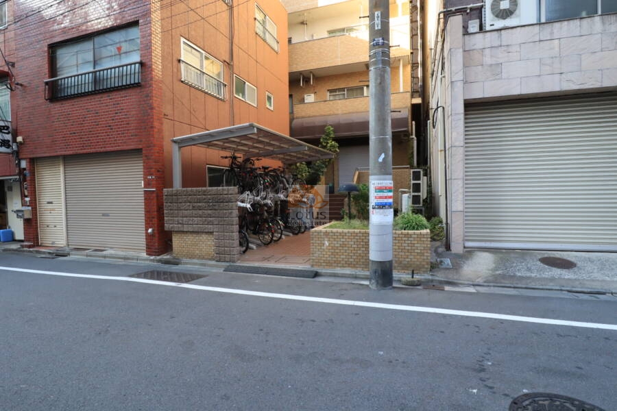 ハイツ両国駅前 (1)｜駐輪場は屋根付きで、雨風から自転車を守る設計。通勤・通学にも便利な設備が整っています。