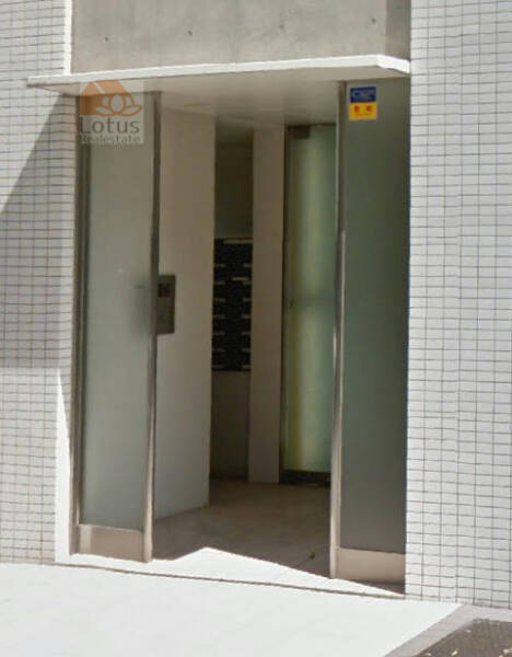 トゥールブランシュ麻布3｜ガラス扉のエントランスです。