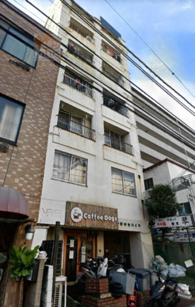 中野中央ハイツ外観１｜中野中央ハイツは昭和48年築、8階建てのマンションです。大久保通りに面しています。斜向かいにスーパーがあり便利です。