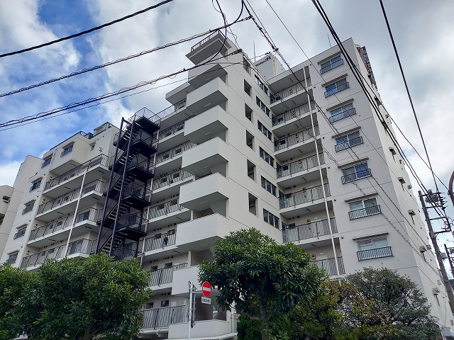 ライオンズマンション上野毛Ａ棟外観３｜ライオンズマンション上野毛は昭和53年築、9階建てのマンションです。