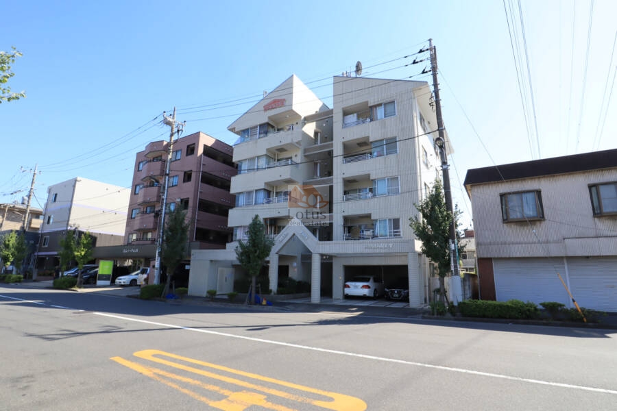 グリーンパーク花畑５外観2｜最寄り駅はつくばEX「六町」駅です。周辺にはコンビニやスーパーがあり便利です。