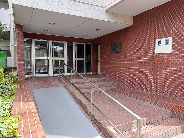 ライオンズマンション上野毛Ａ棟エントランス２｜環八通り沿いに立地します。