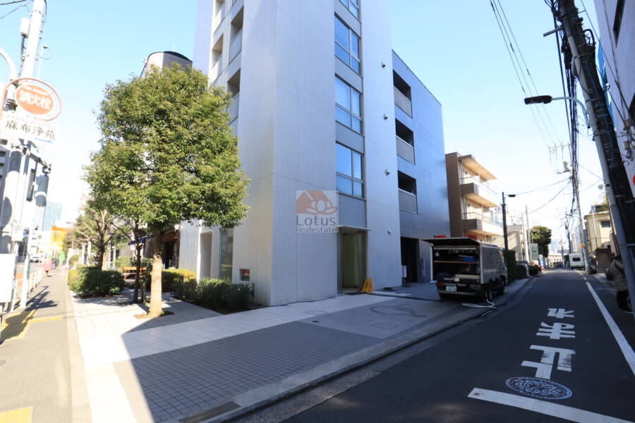 トゥールブランシュ麻布エントランス｜エントランスは表通りから入ったところに面しています。
