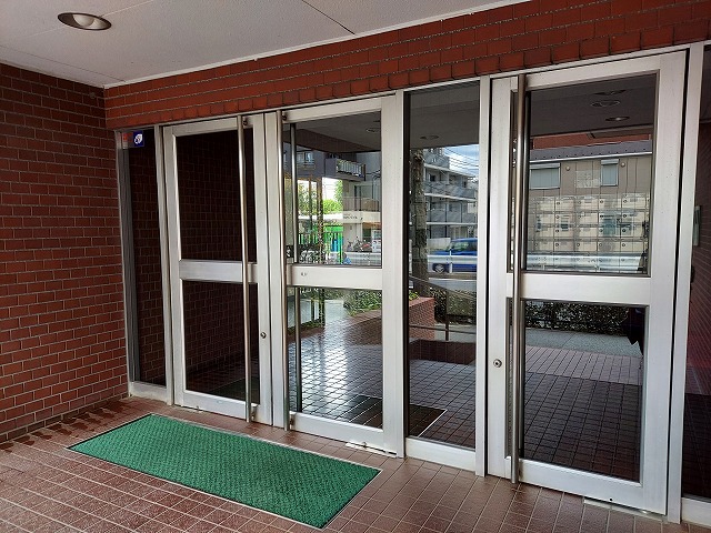 ライオンズマンション上野毛Ａ棟エントランス３｜管理体制は良好です。