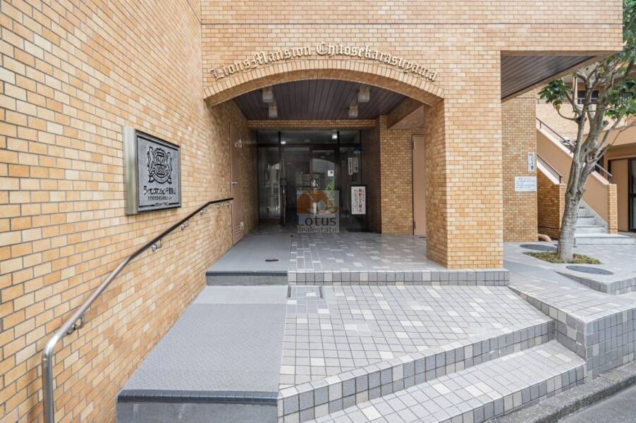 ライオンズマンション千歳烏山エントランス３｜ベージュ系のタイル張りで、落ち着いた印象です。