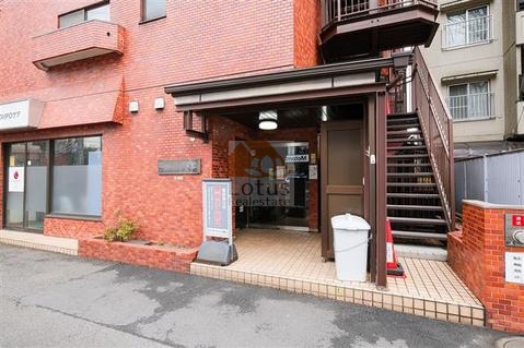 セブンスターマンション南烏山エントランス｜エントランスは甲州街道側にあります。